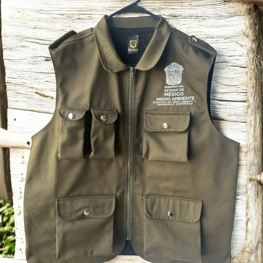 Chaleco en tela gabardina con cinta reflejante